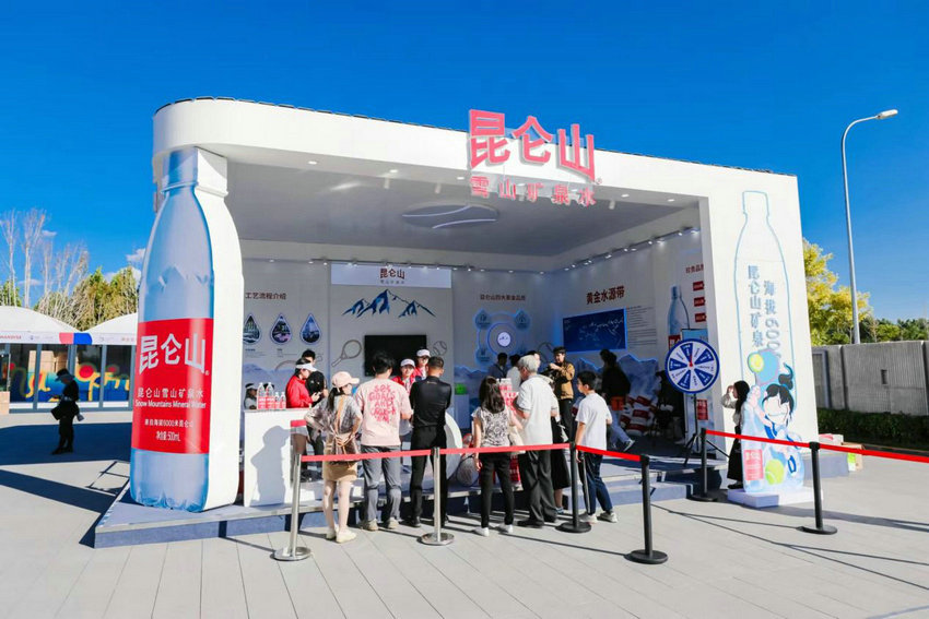 对球场上的 对球场上的